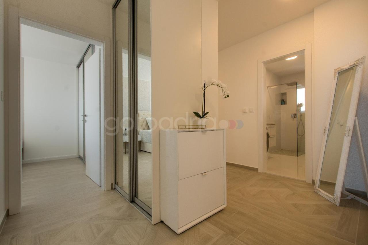 Villa Smaragd - Opal - Luxury Apt With Shared Pool And Private Hot Tub 마카르스카 외부 사진