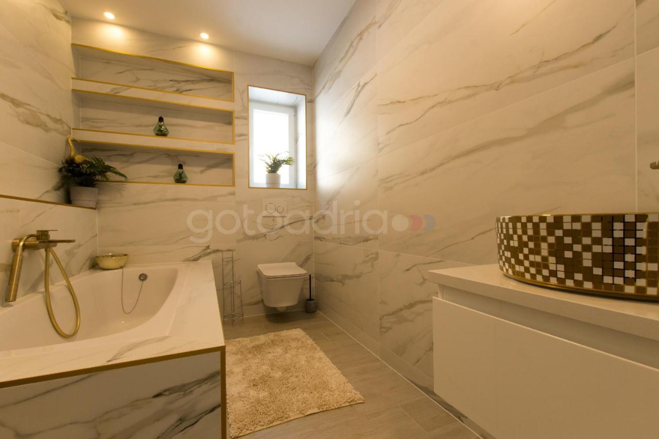 Villa Smaragd - Opal - Luxury Apt With Shared Pool And Private Hot Tub 마카르스카 외부 사진